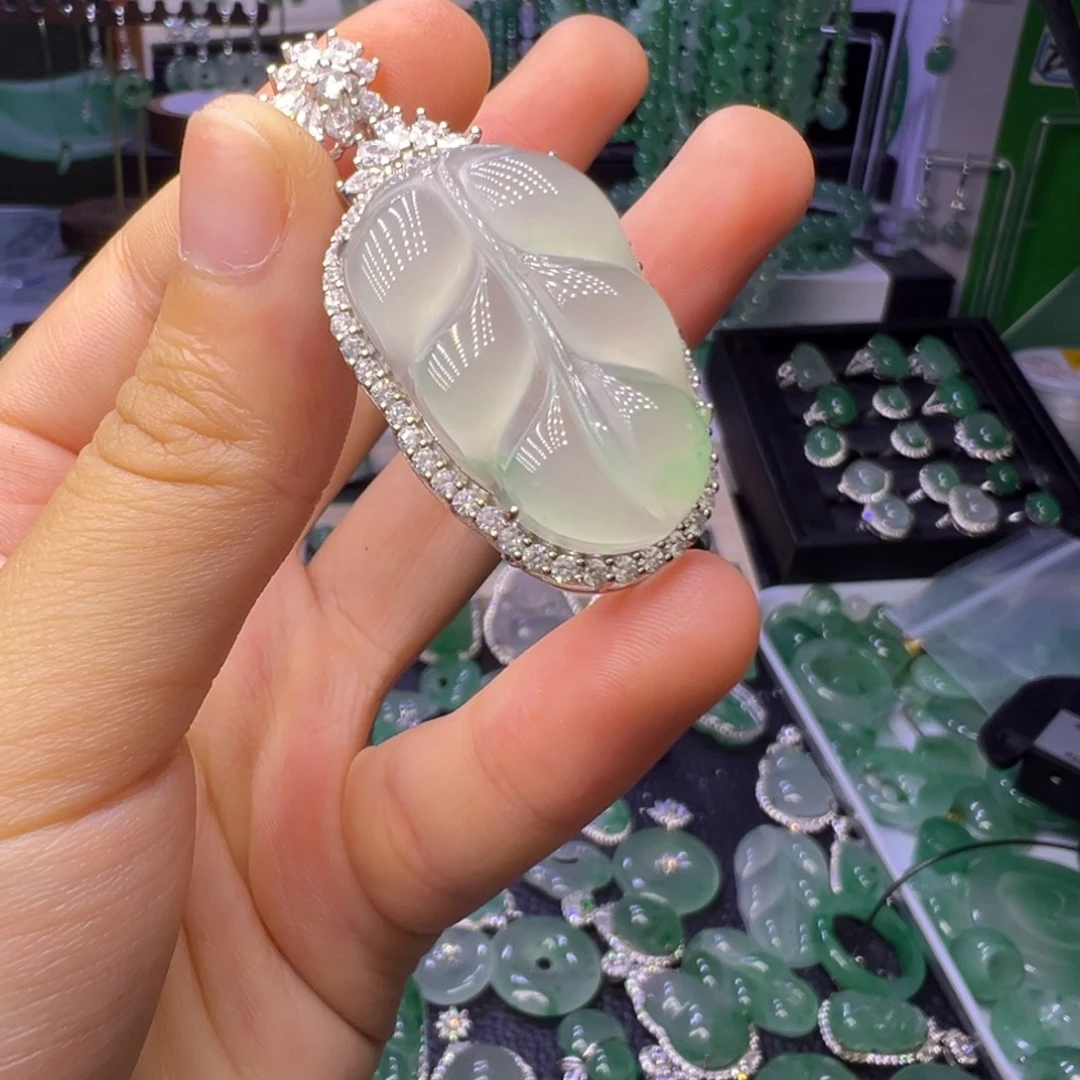 石英质玉（非洲翠）未镶嵌颈饰