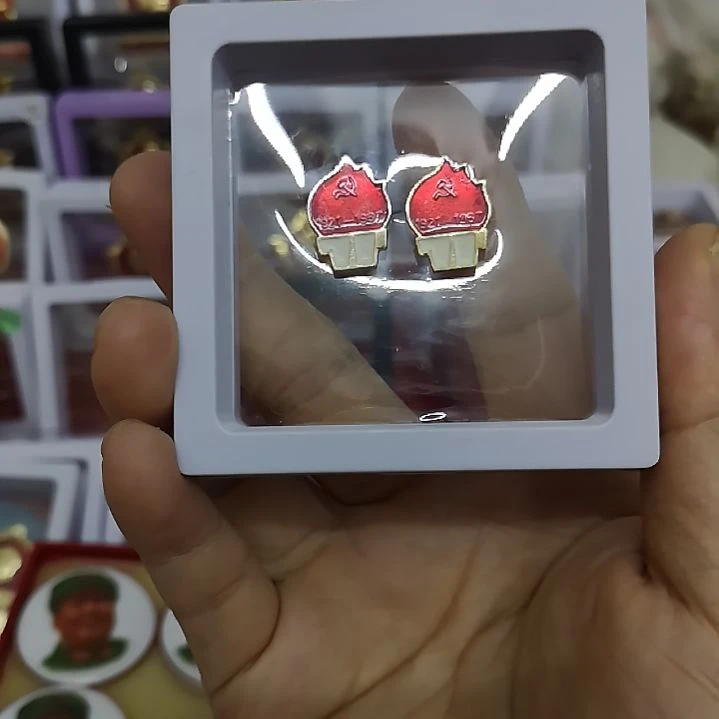 合金杺红色收藏纪念章2枚