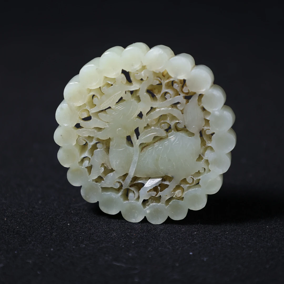 11K2明 白玉镂空雕连珠麒麟佩