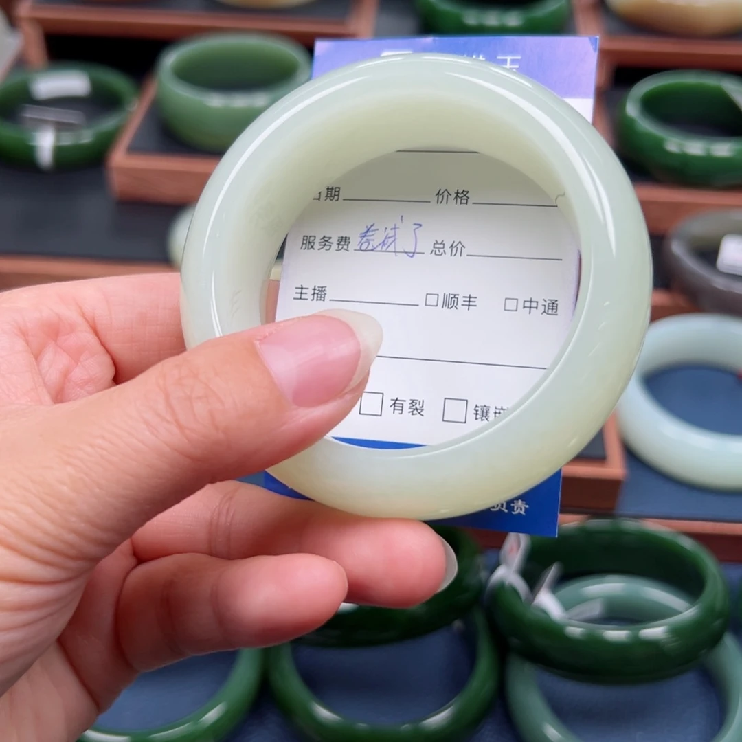 未镶嵌手镯和田玉蕾*