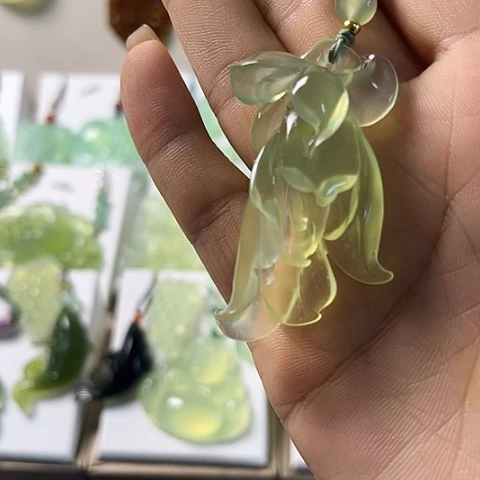 蛇纹石玉未镶嵌颈饰
