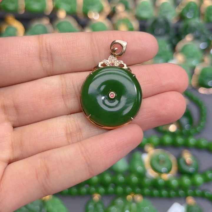 颈饰18K金镶嵌和田玉（碧玉）