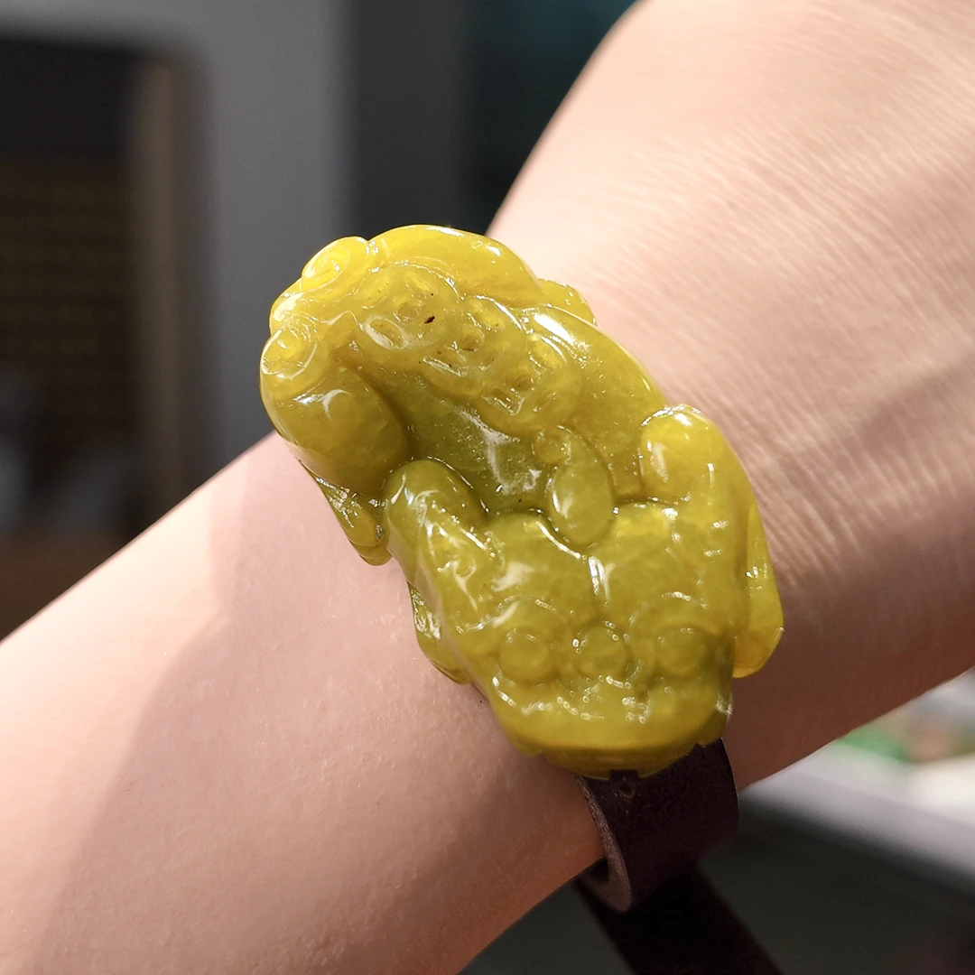 岫玉精品貔貅牛油果色手牌手链
