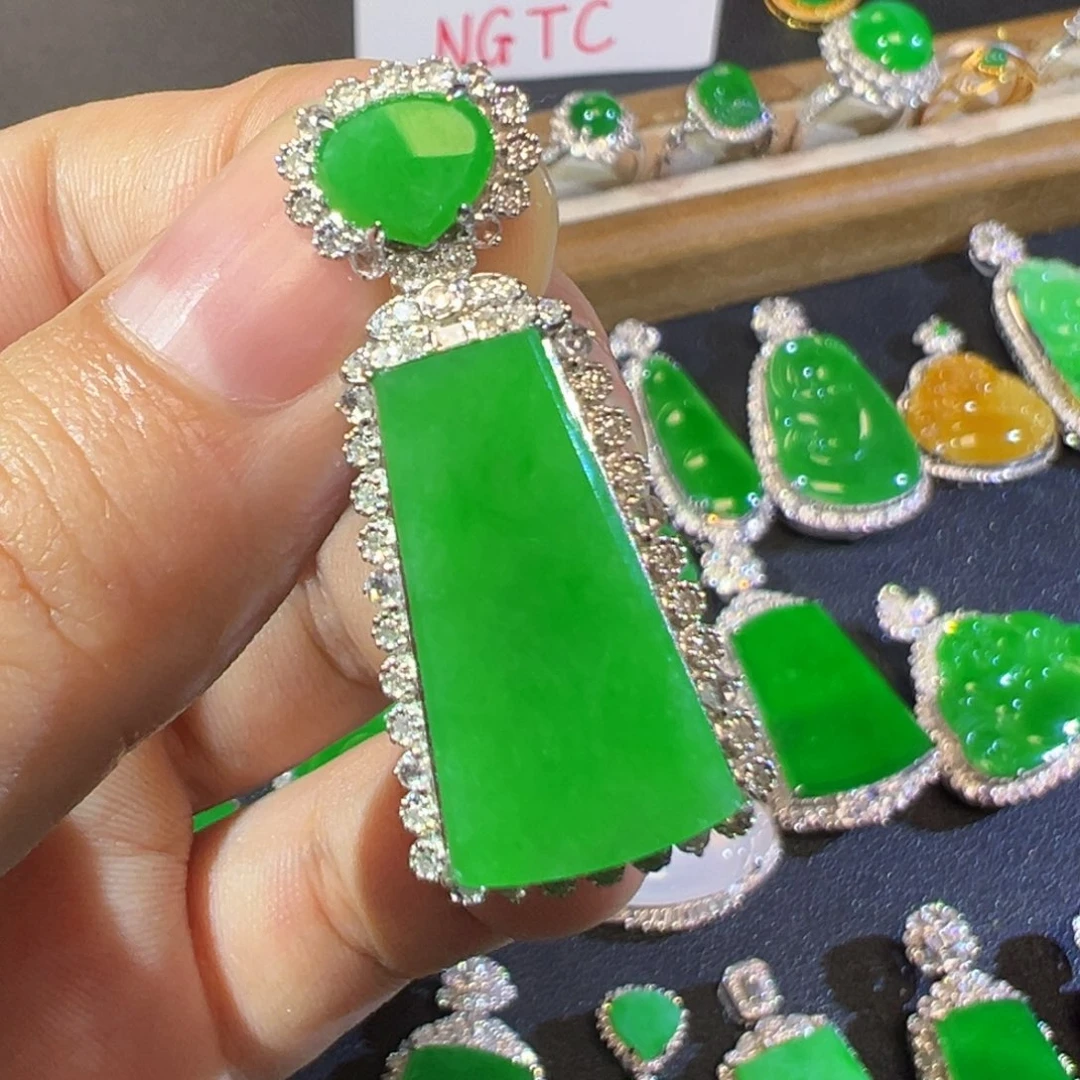 翡翠18K金镶嵌颈饰