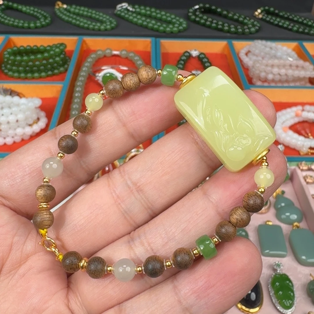 和田玉未镶嵌珠宝奇石奶油黄荷花手牌