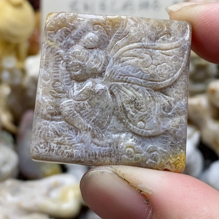 颈饰未镶嵌硅化珊瑚（珊瑚玉）