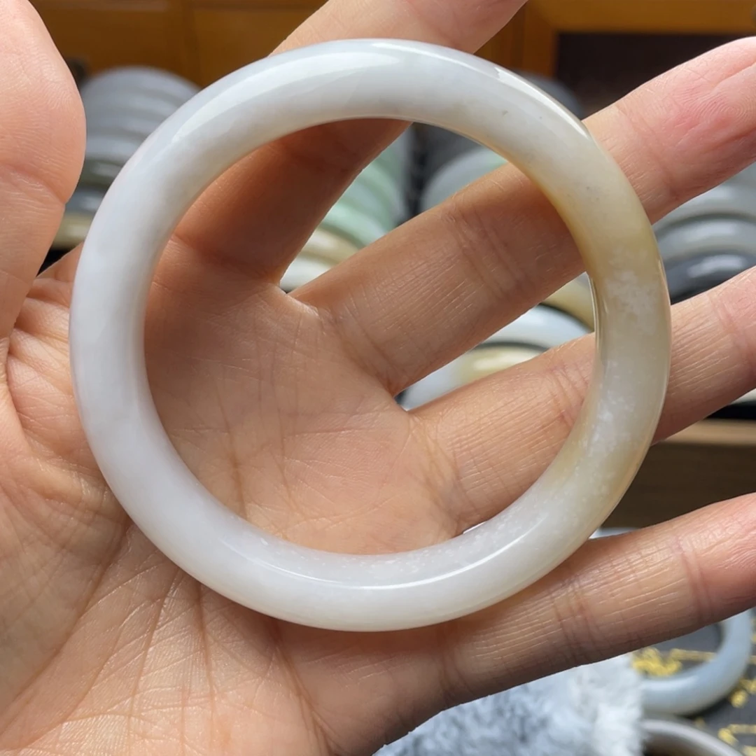 只***话和田玉未镶嵌手镯有纹