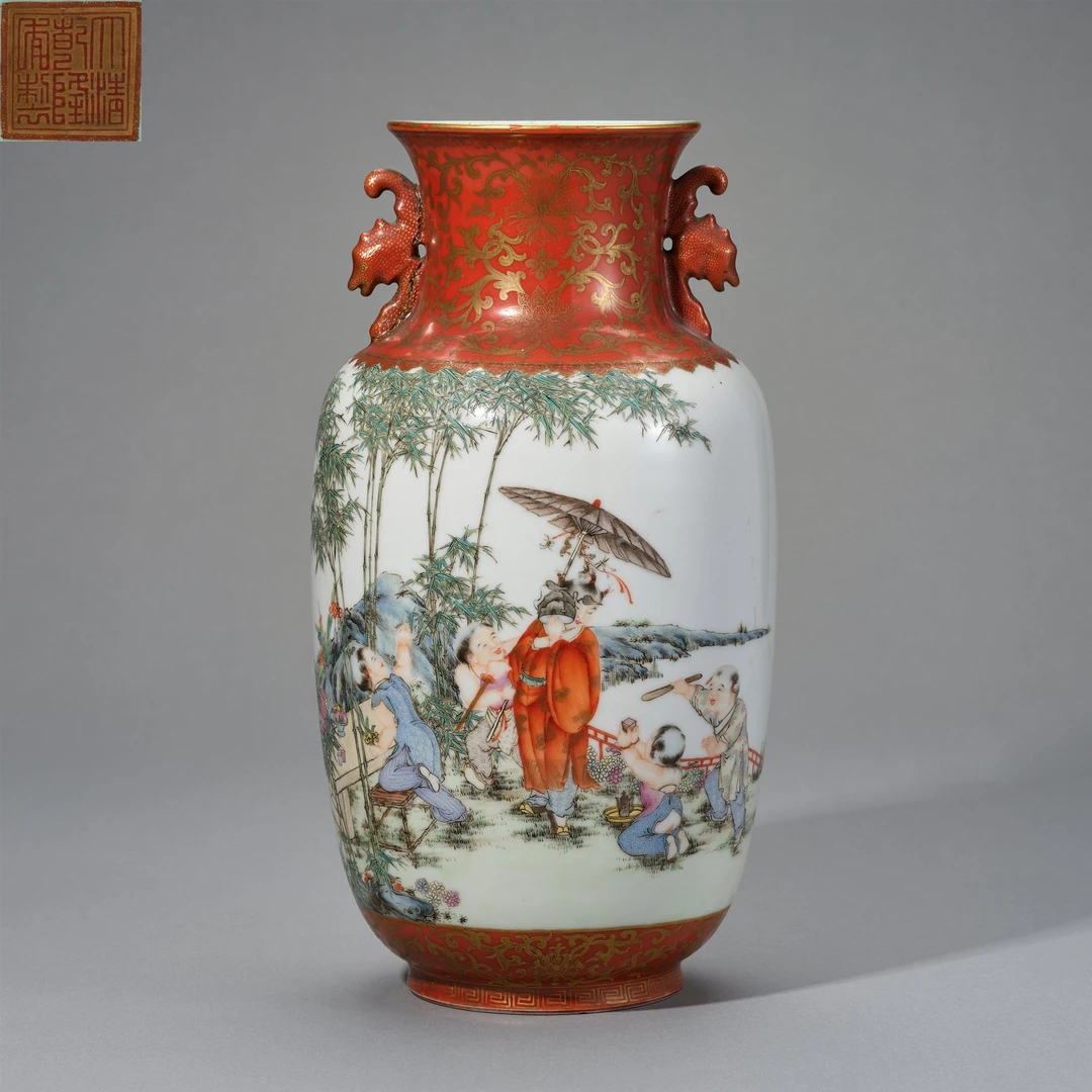 LOT140 民国珊瑚红粉彩描金人物瓶