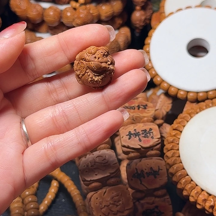 桃核手串三足金蟾