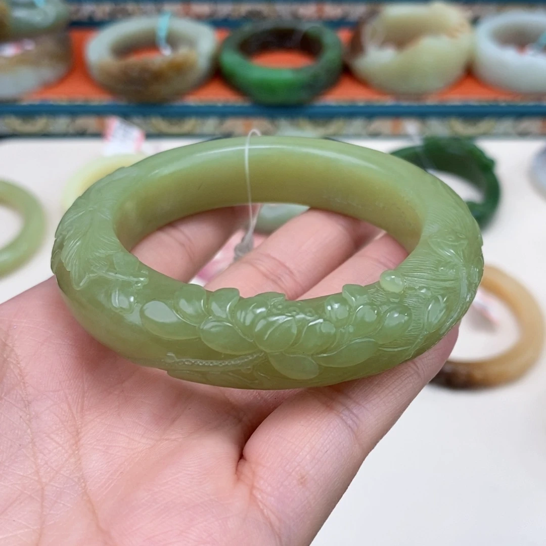 波***妞和田玉未镶嵌手镯56.8