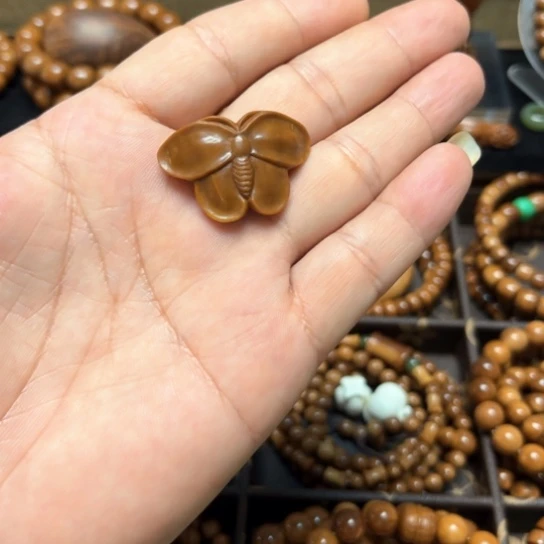 果皮方库克配饰蝴蝶一只