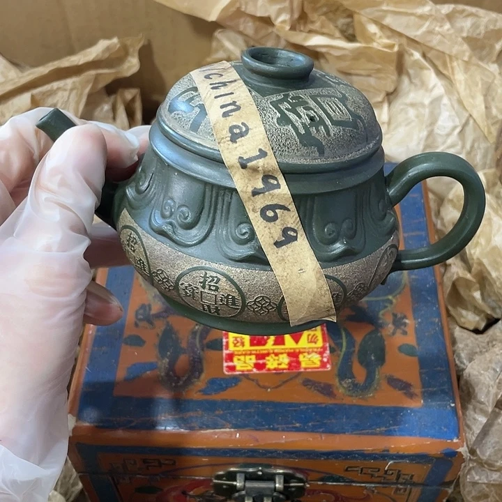 紫砂茶壶原矿泥料，纯手工制作的一把紫砂壶。