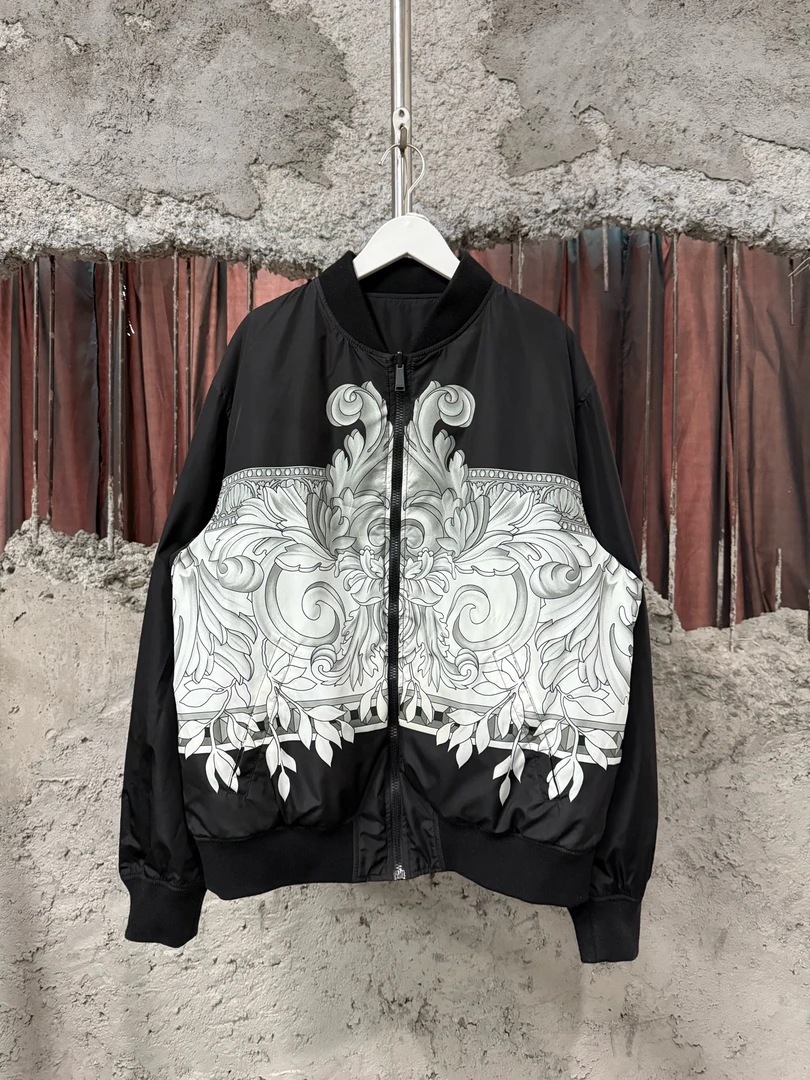 99新 VERSACE/范思哲 双面轻薄羽绒服/54码 瑕疵图三