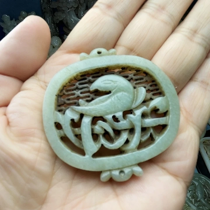 颈饰未镶嵌和田玉（青白玉）