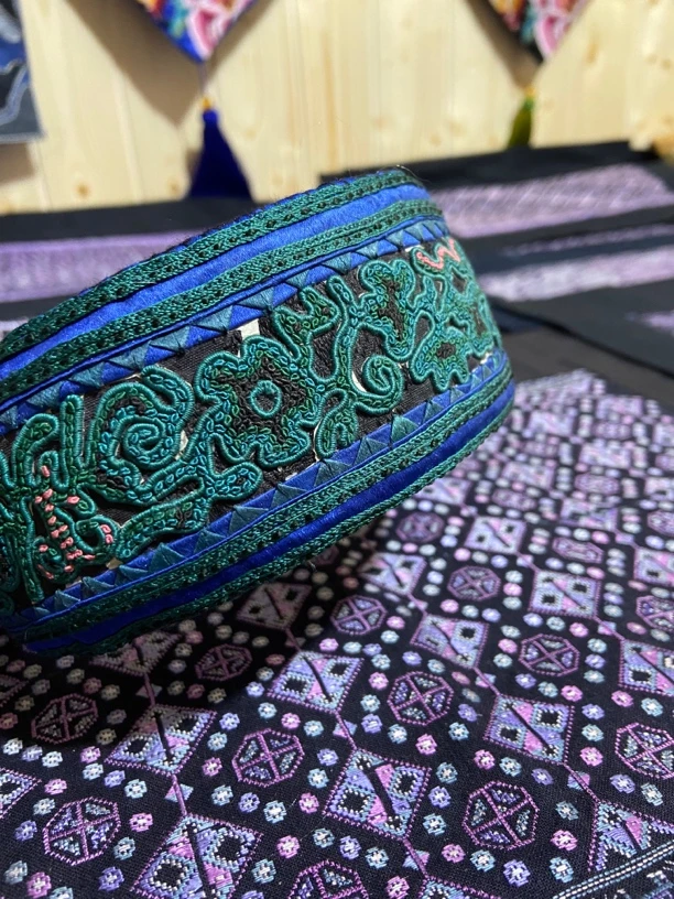 少数民族老绣发箍