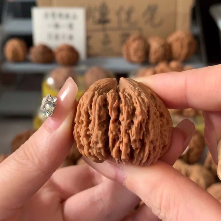 有***角吊坠文玩核桃异形单只，有瑕疵