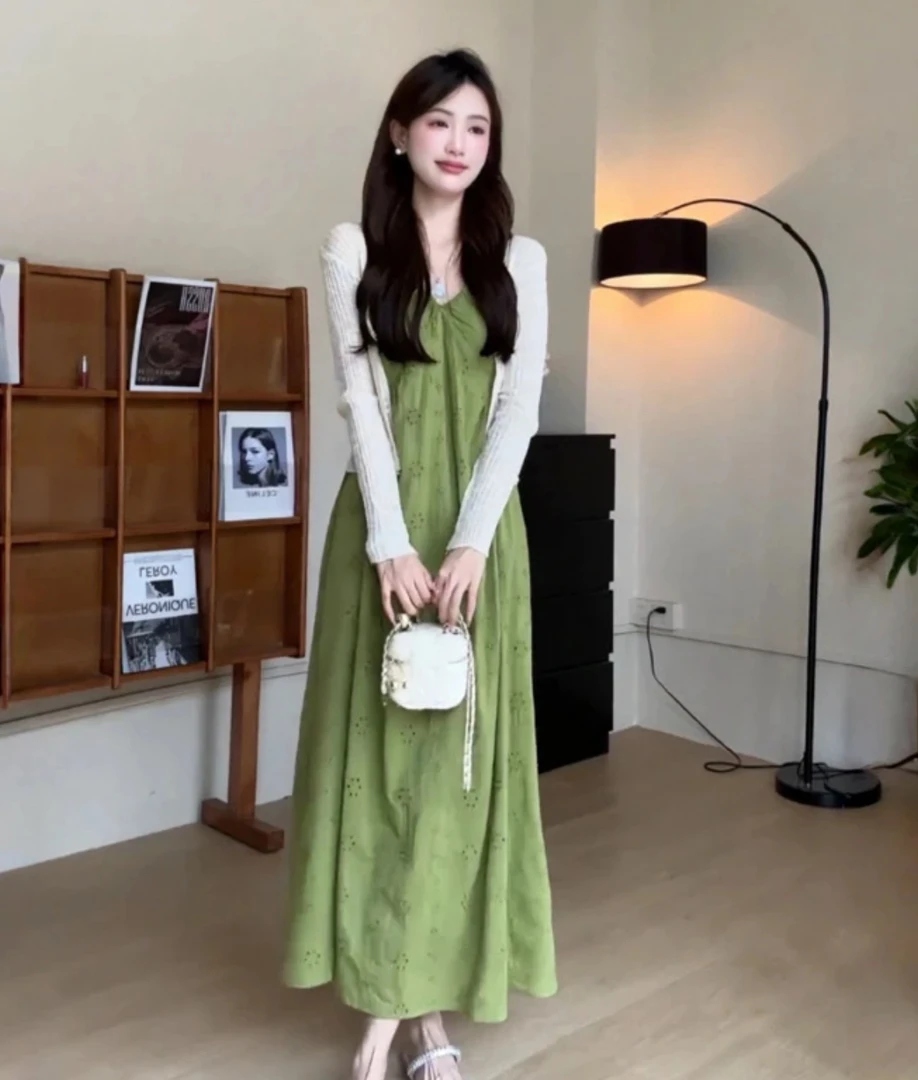 法式V领纯色绣花中长款休闲吊带连衣裙裙子适合出游