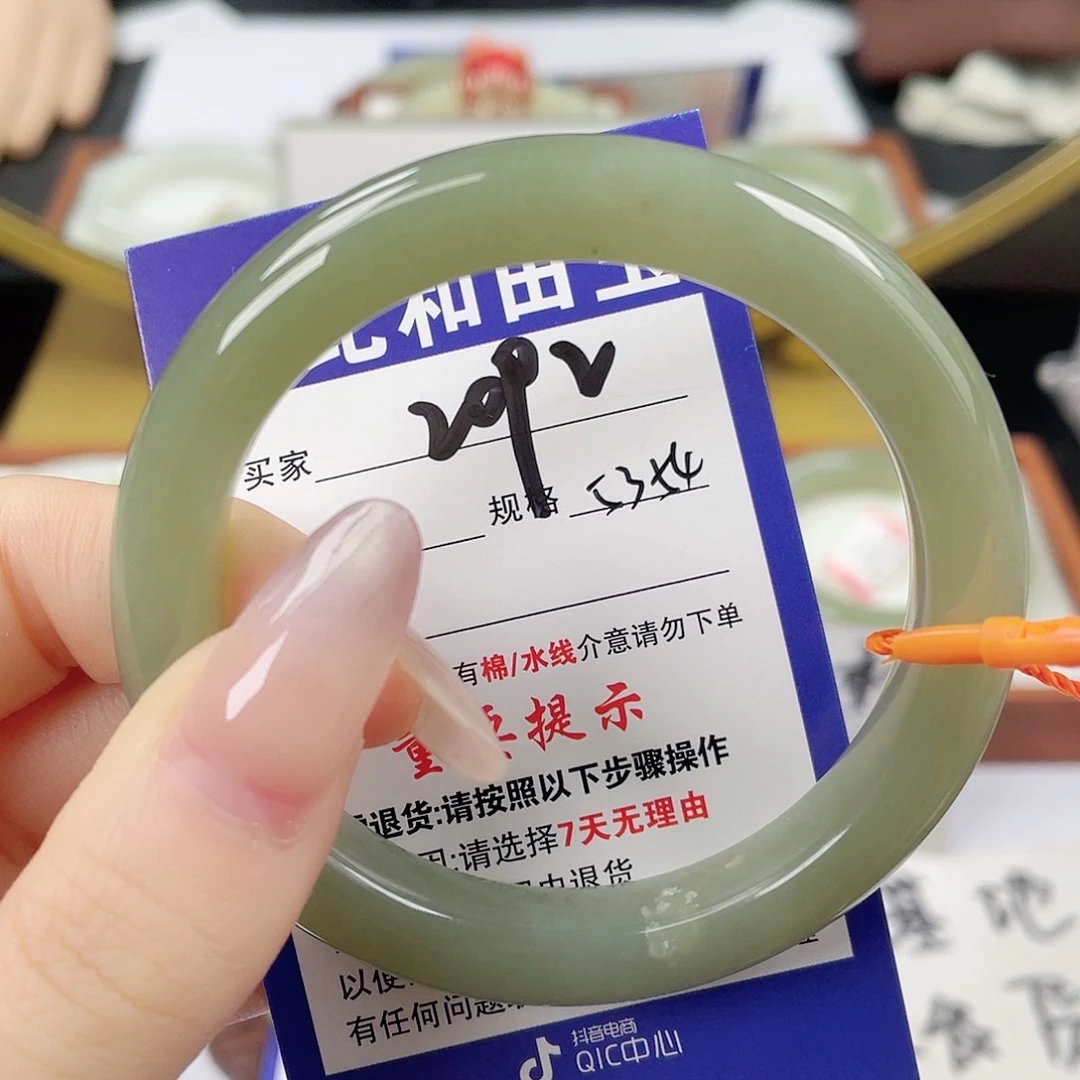 和田玉未镶嵌手镯