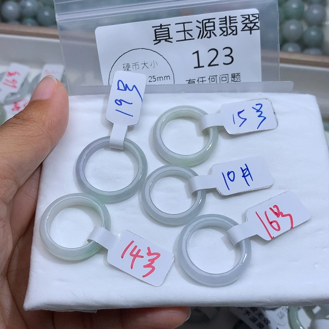 翡翠未镶嵌颈饰。发其中一个！