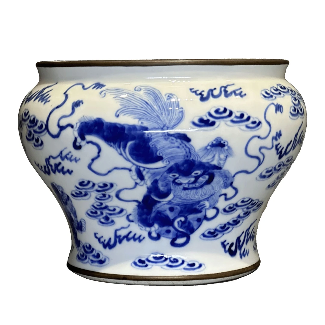 25190568t青花狮子滚绣球纹马蹄樽