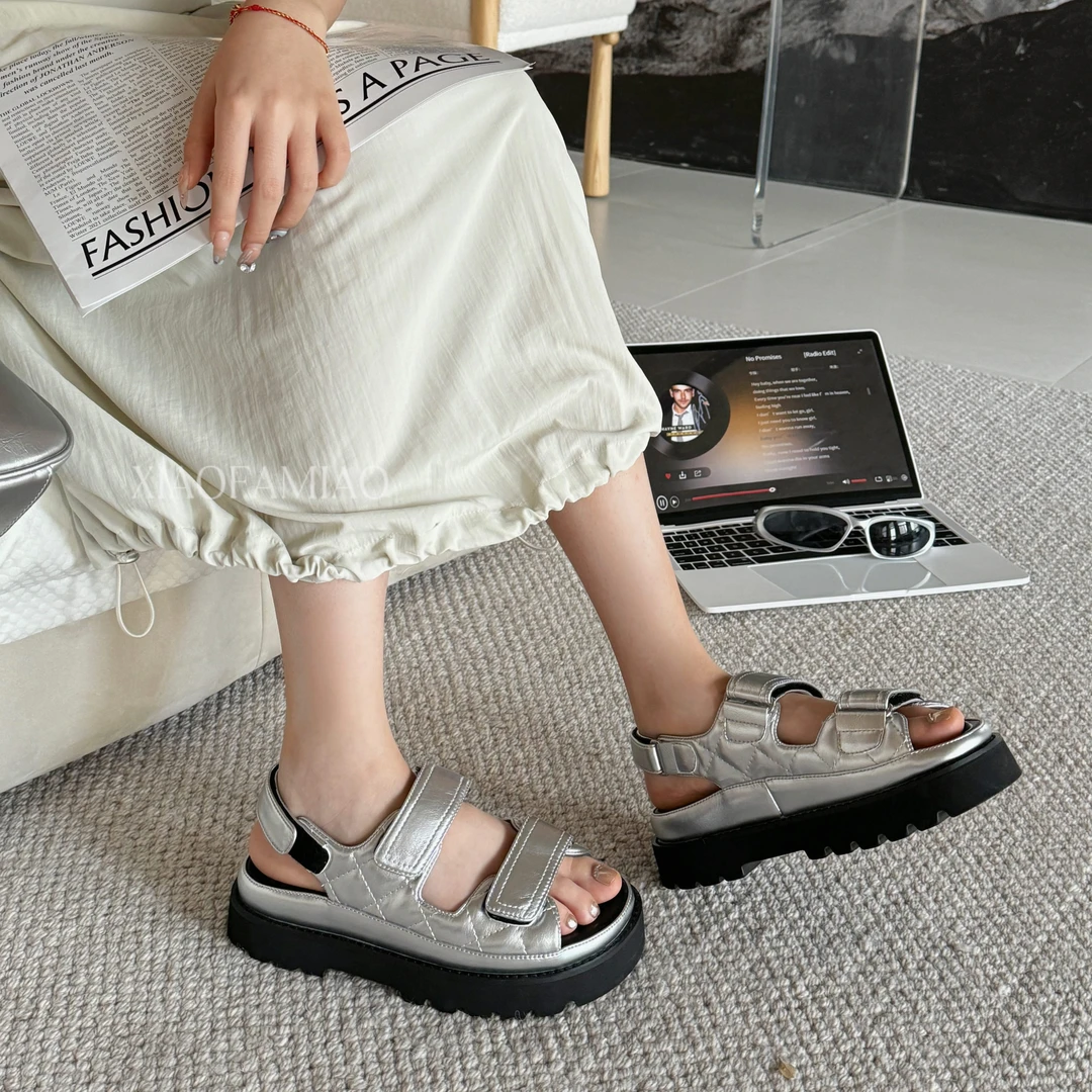 小发喵夏季时尚休闲外穿沙滩厚底防滑露趾凉鞋