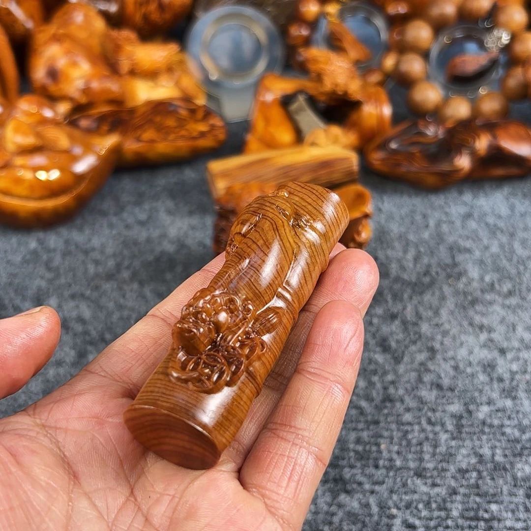 柏木太行崖柏溏心手把件貔貅