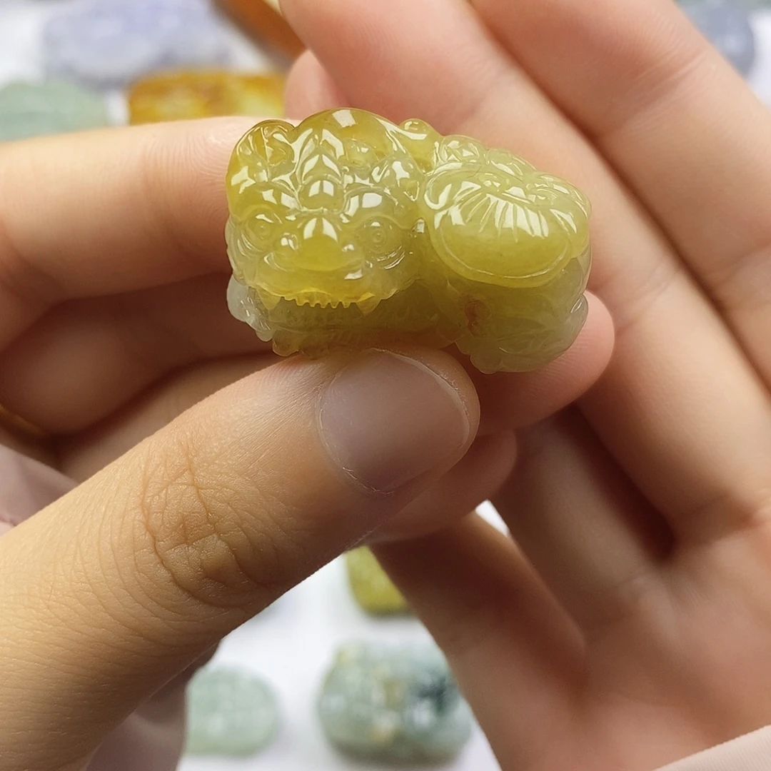 翡翠未镶嵌颈饰貔貅