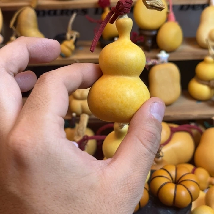 陈*长葫芦头和脸上镜是因为