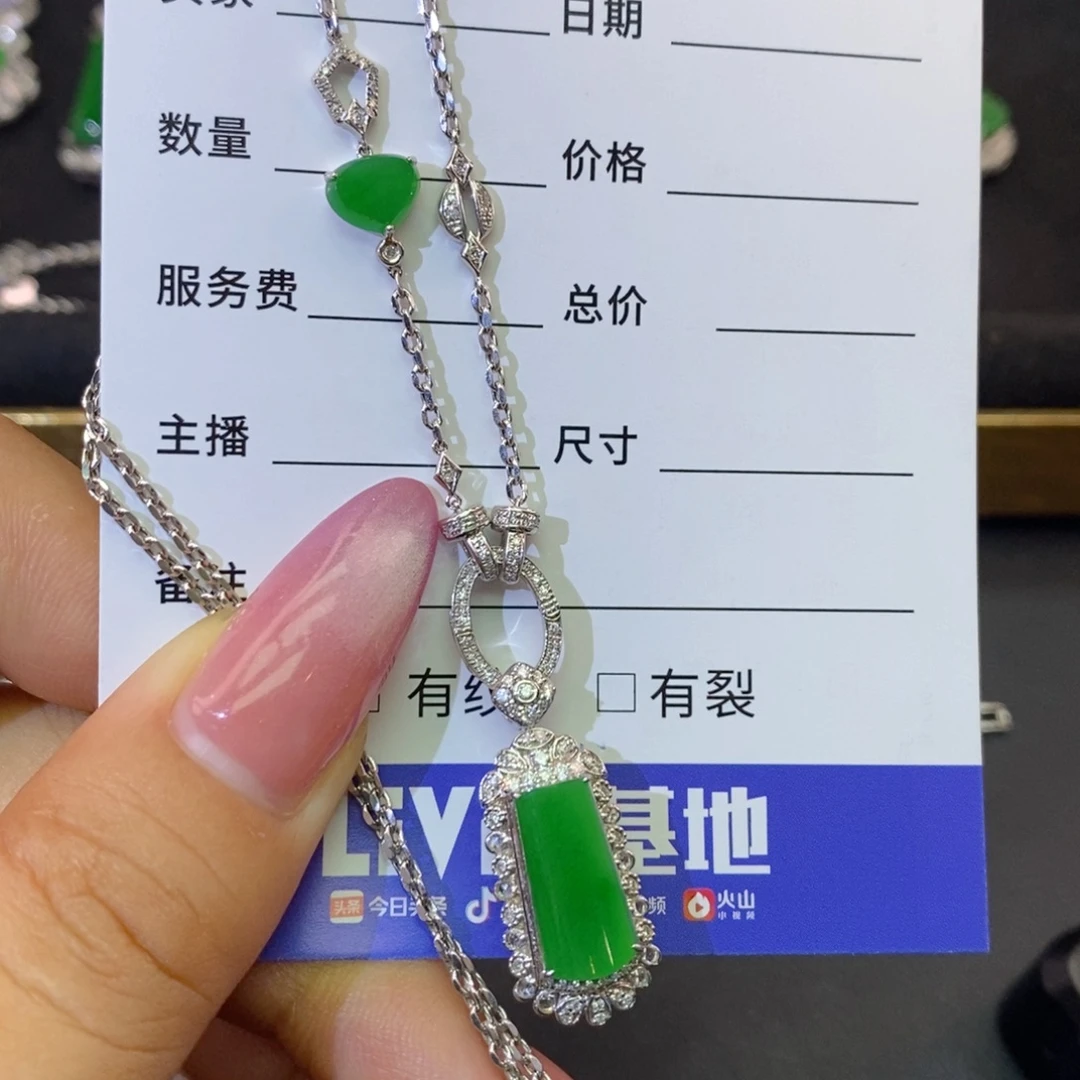 少***₈翡翠18K金镶嵌颈饰