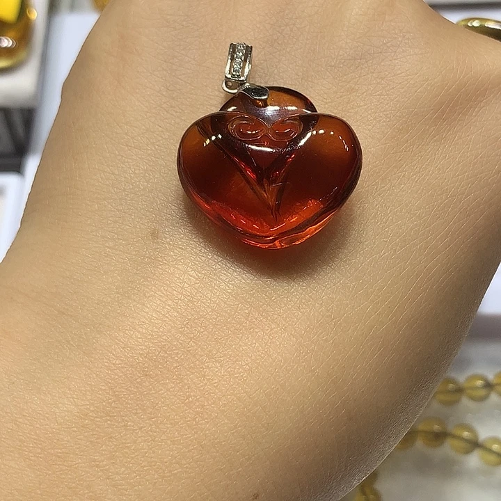 琥珀颈饰银S925镶嵌血珀如意