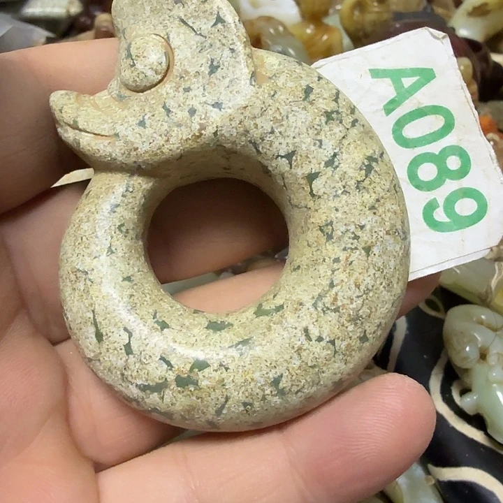 透闪石-蛇纹石玉未镶嵌颈饰