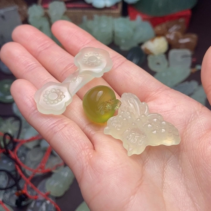 程***主蛇纹石玉未镶嵌颈饰