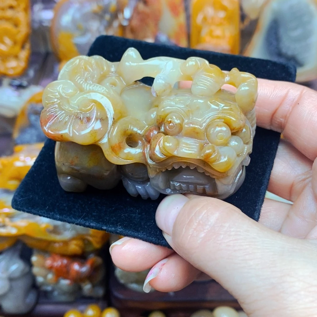 未镶嵌石英质玉（黄龙玉）颈饰