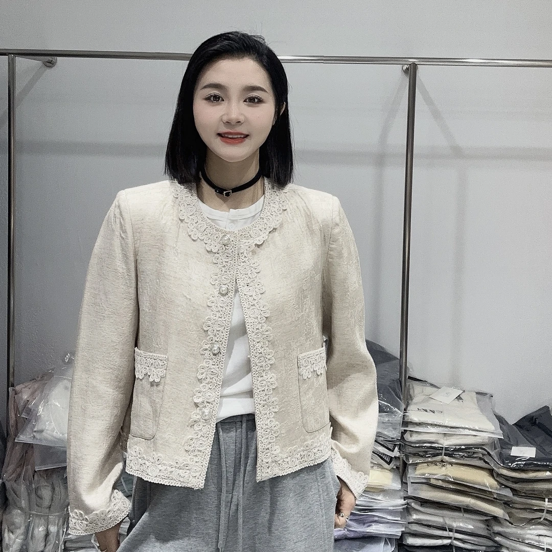 LMM 80172 2025春季新款时尚百搭圆领单排扣蕾丝边小香风短外套女