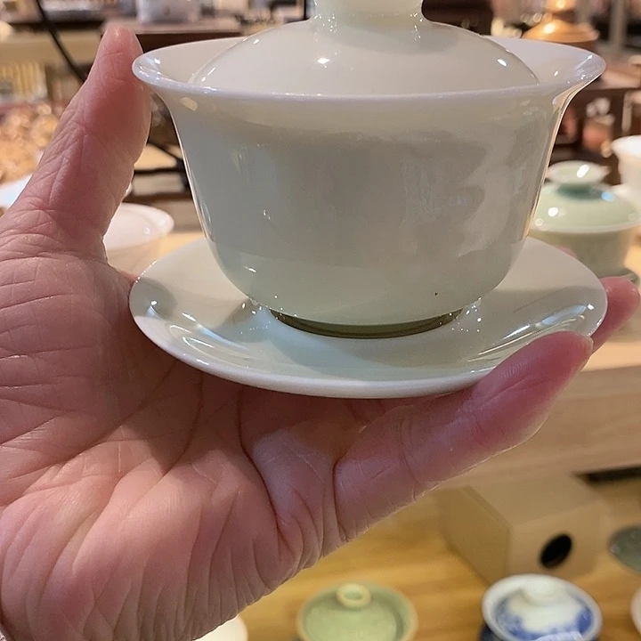 青瓷浮雕图案盖碗