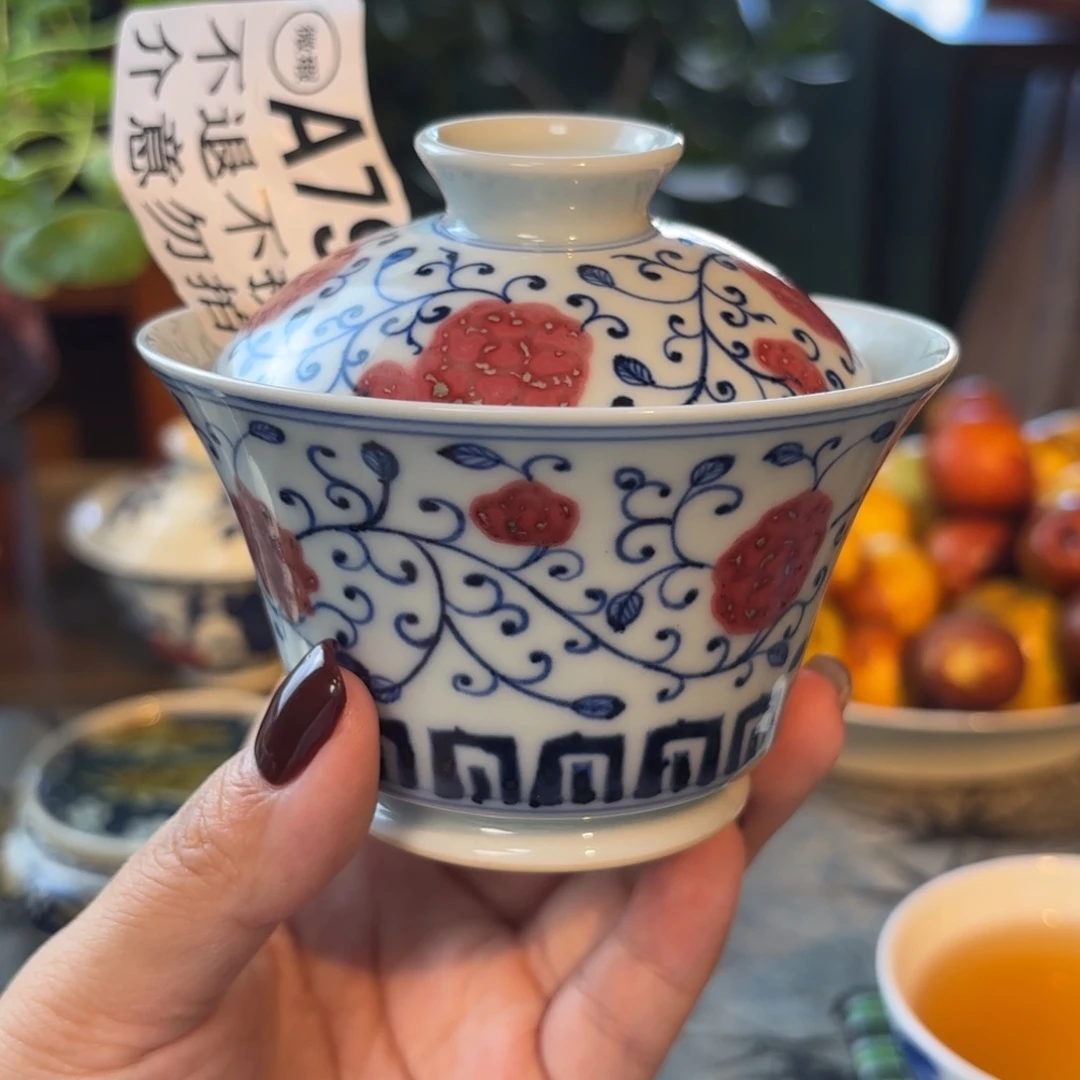 青花釉里红缠枝莲盖碗