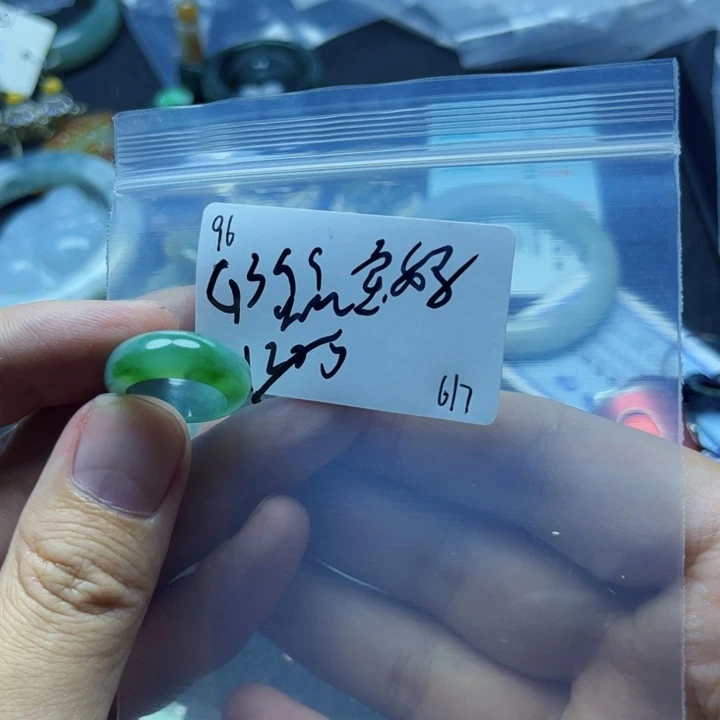 翡翠戒指未镶嵌舜****?