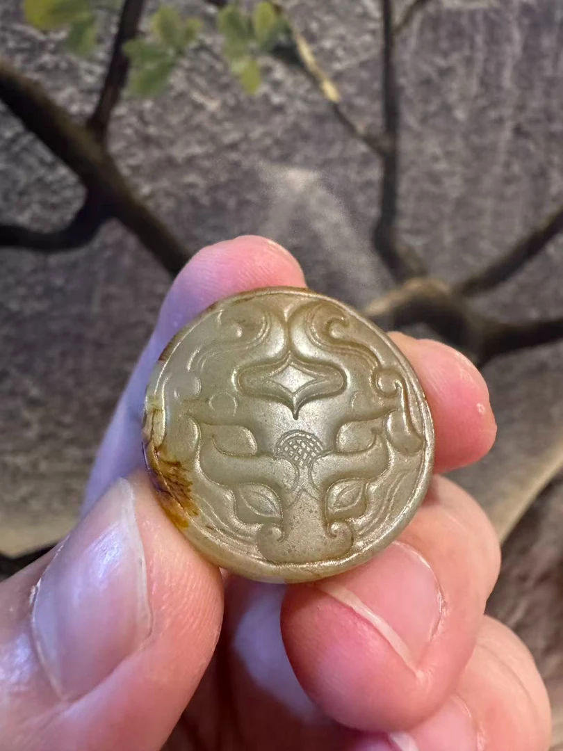 饕餮纹和田玉扁珠吊坠