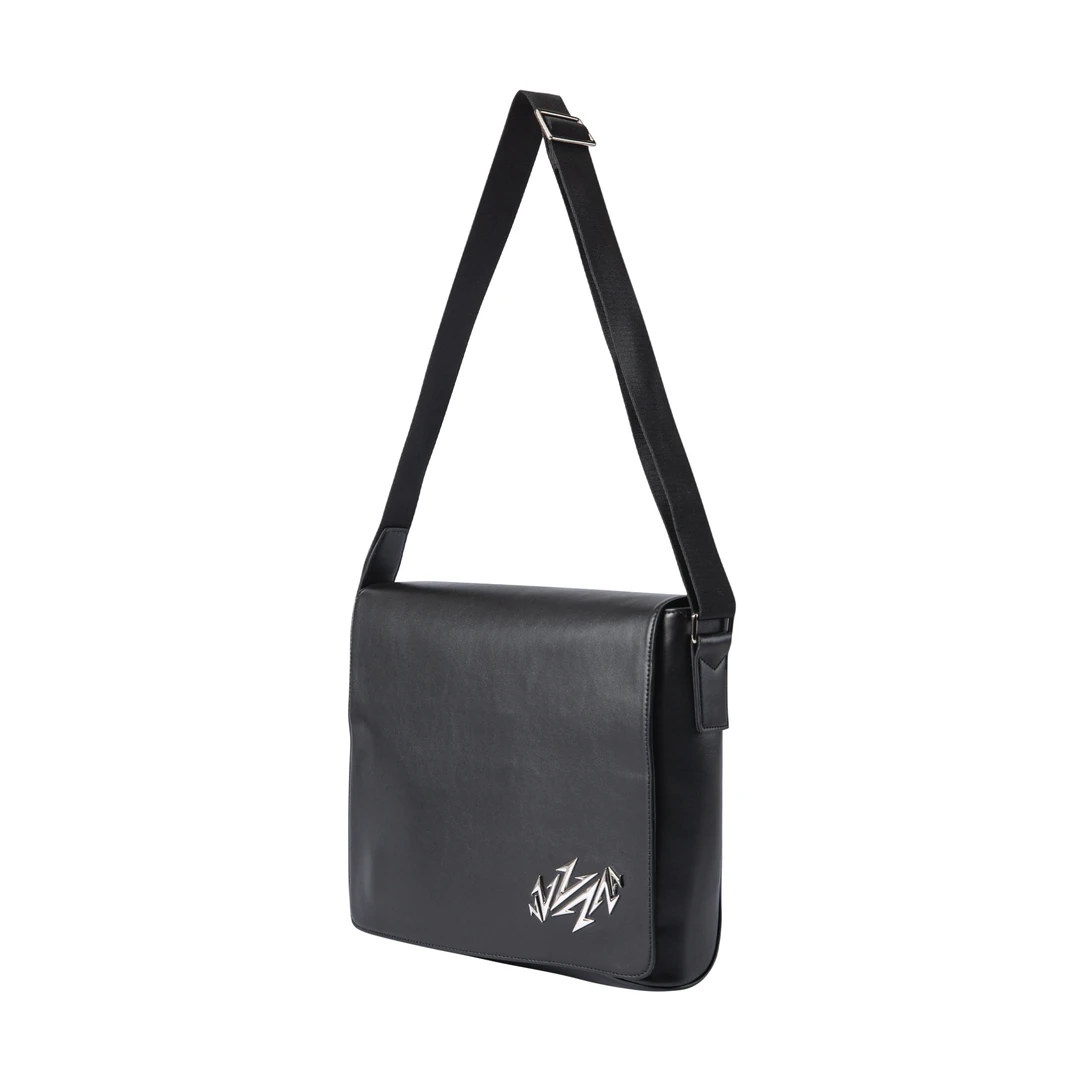 【VAKA TYPESHYT】金属装饰超纤皮简约通勤男女生单肩斜跨包