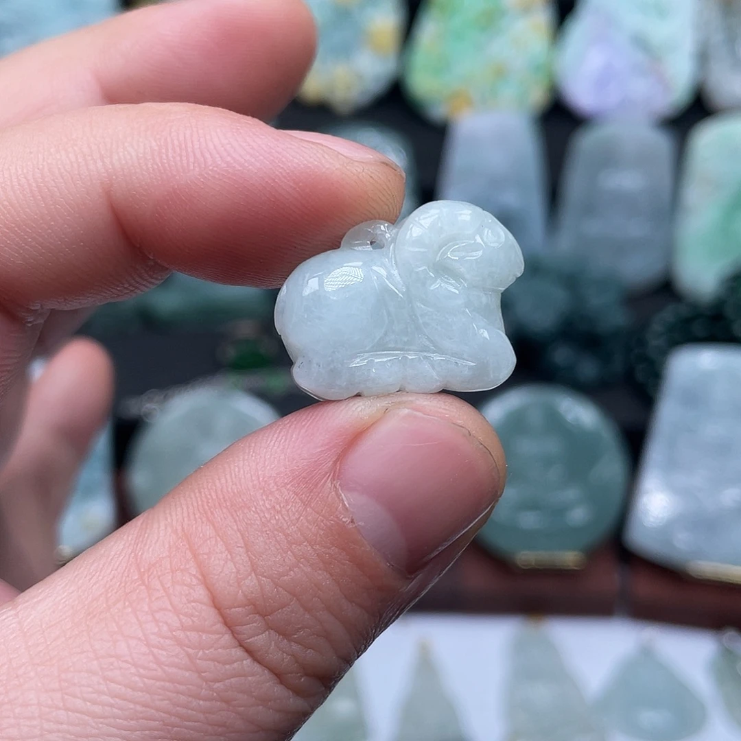 翡翠未镶嵌颈饰羊