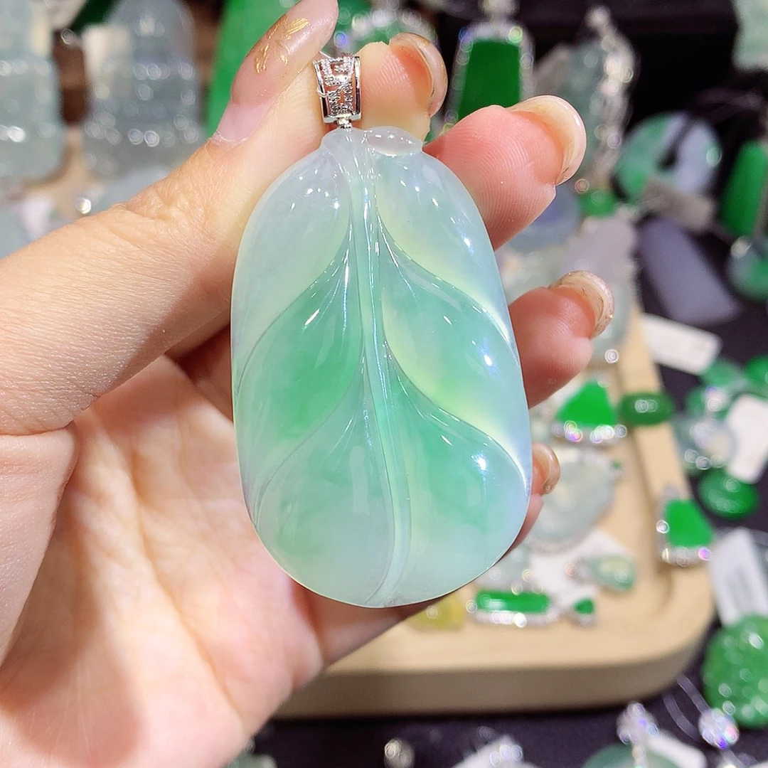 翡翠18K金镶嵌颈饰叶