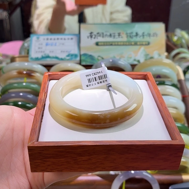 和田玉未镶嵌手镯45。 55