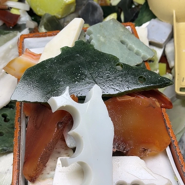 未镶嵌透闪石质玉珠宝奇石P****y