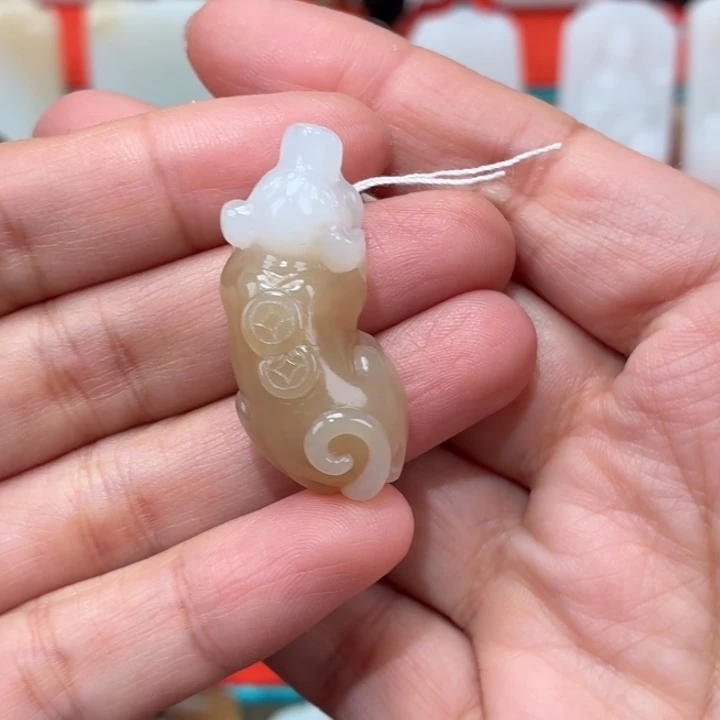 蒲***讯和田玉未镶嵌颈饰