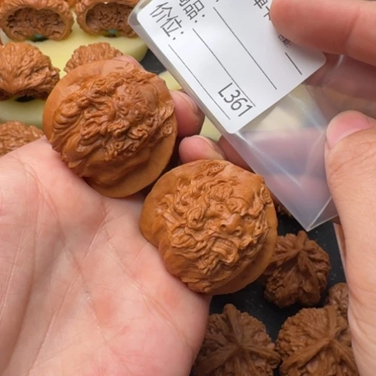 東***把件文玩核桃钟馗雕刻红宝石