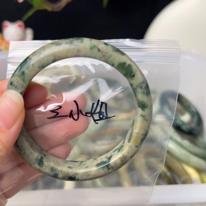 蛇纹石玉手镯未镶嵌三*姐