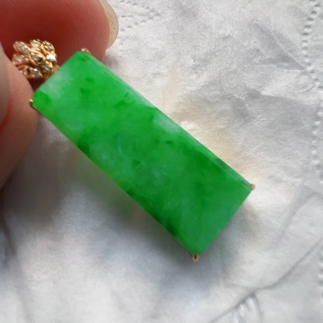 18K金镶嵌翡翠耳饰