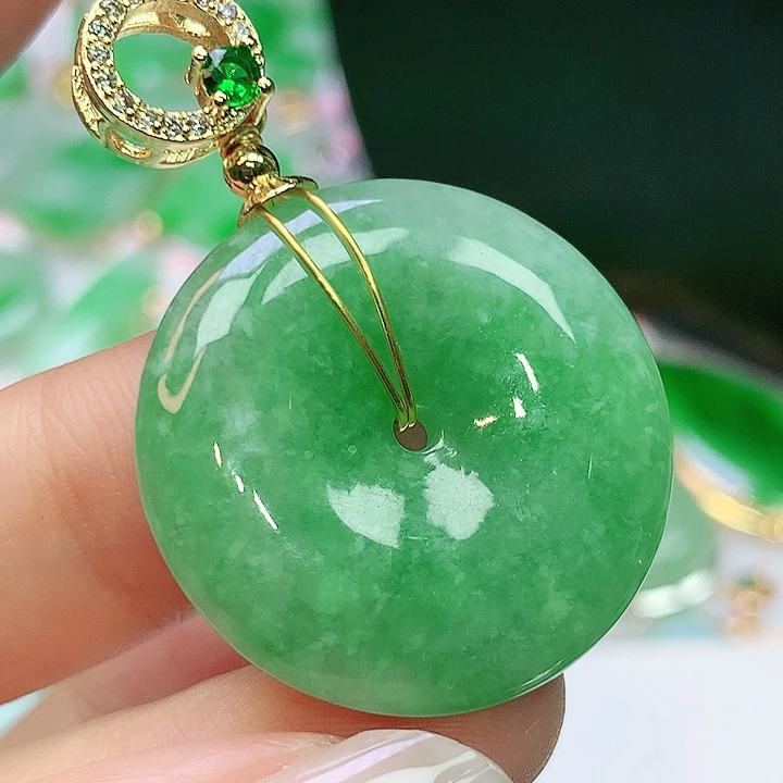 翡翠未镶嵌颈饰多样性发其一