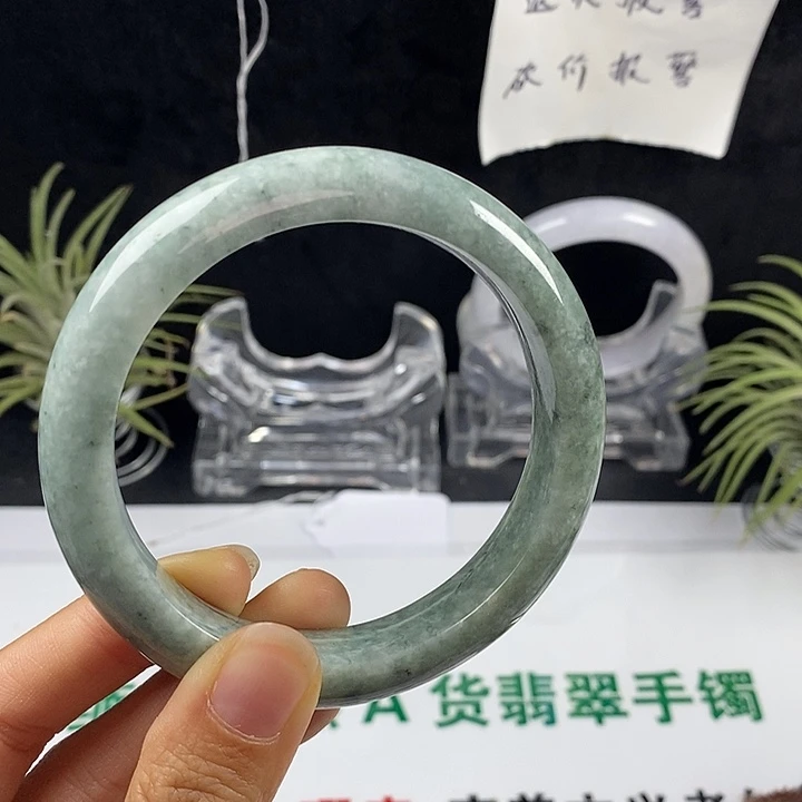 翡翠未镶嵌手镯36号。60圈