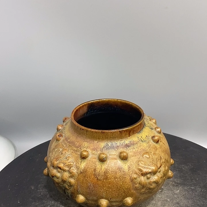 钧窑鼓钉罐造型美观